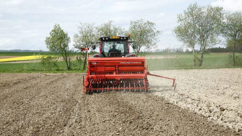 Cultivateur intégré à dents CD 300 et semoir INTEGRA au travail