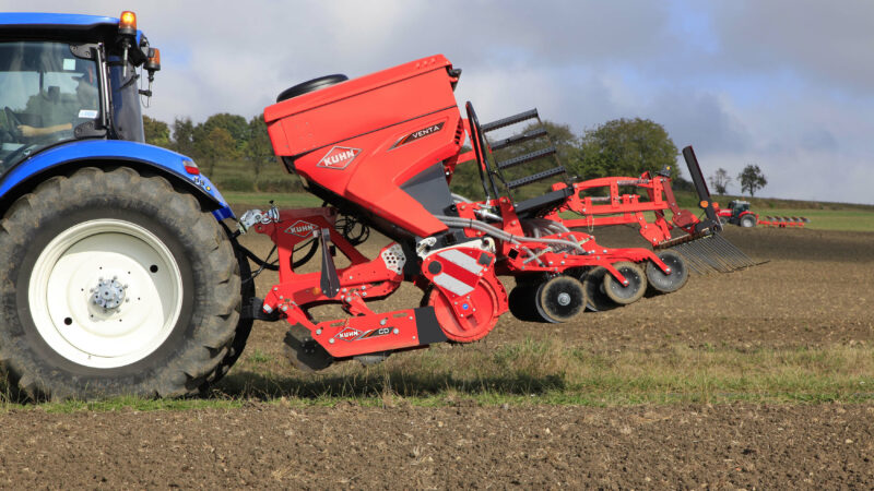 Combiné de semis avec semoir pneumatique VENTA 3030 et cultivateur à disques CD 3020 au travail