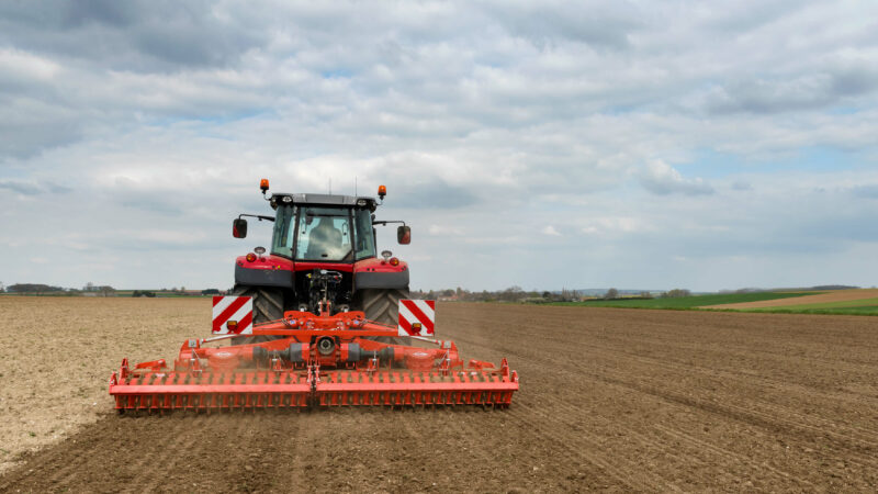 HR 4504 Kreiselegge bei der Arbeit