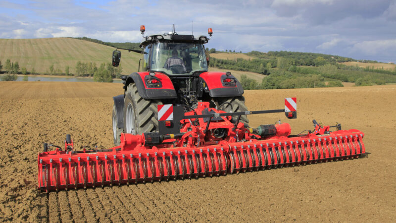 HR 7040 R Kreiselegge bei der Arbeit