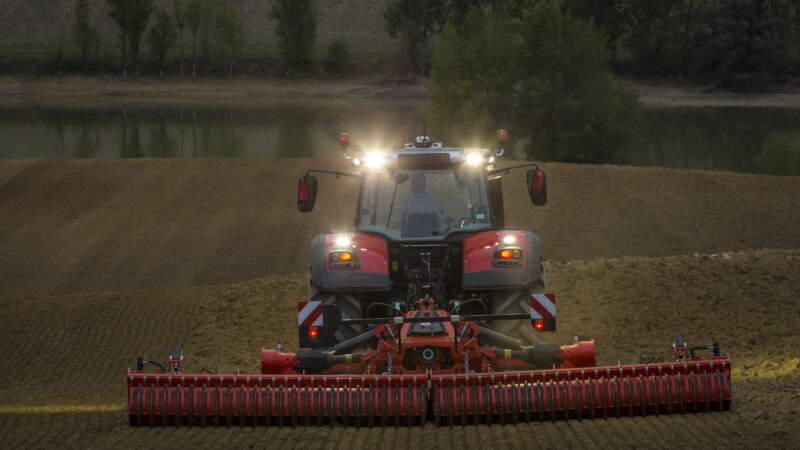 HR 7040 R Kreiselegge bei der Arbeit