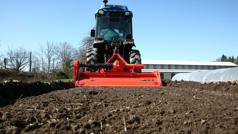 KUHN EL 43 Rotorfräse beim Einsatz im Obst- und Gemüsebau