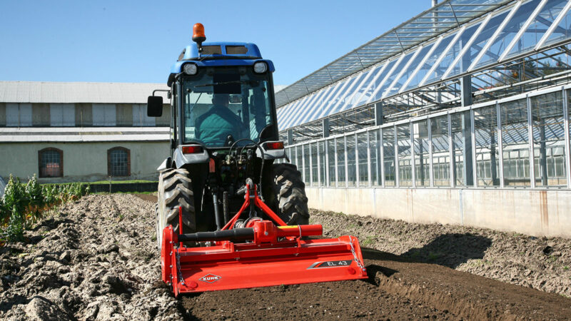 KUHN EL 43 Rotorfräse beim Einsatz im Obst- und Gemüsebau