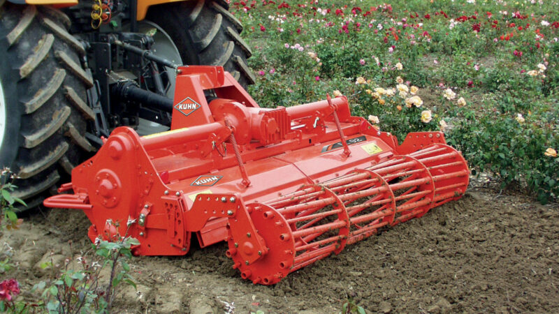KUHN EL 92 Rotorfräse beim Einsatz im Rosenanbau