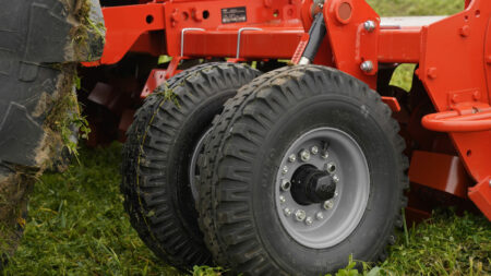 Stabilité parfaite et débit de chantier garanti grâce aux roues de jauge sur la fraise rotative KUHN EL 162-300 BIOMULCH