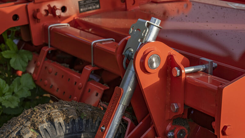 Réglage facile de la profondeur de travail de la fraise rotative EL BIOMULCH