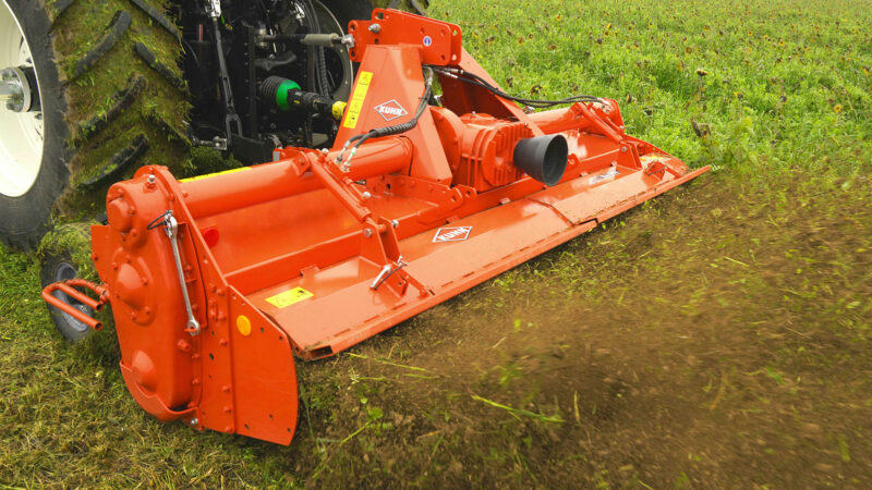 Emiettement et mélange terre/résidus parfait grâce au réglage hydraulique du capot arrière