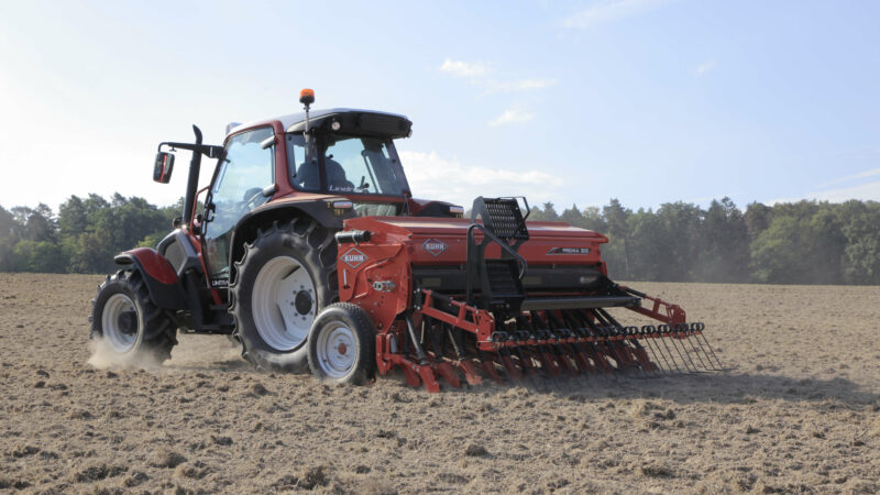 Photo du semoir mécanique PREMIA 300 au travail