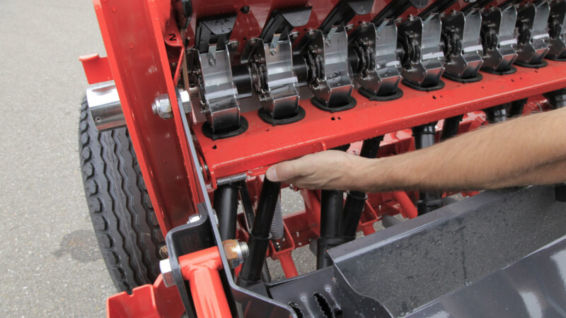 Photo des tubes de descente escamotables du semoir mécanique PREMIA