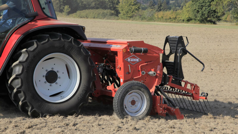 Photo du semoir mécanique PREMIA 300 au travail