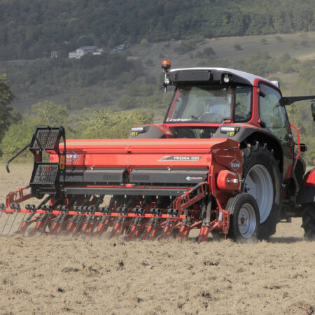 Photo de semoirs portés Kuhn modèle PREMIA avec tracteur en action