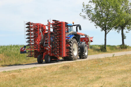 Photo de combinaison barre de semis BTFR 6030 et HR 6040 RCS et trémie frontale TF 1512 au transport sur la route