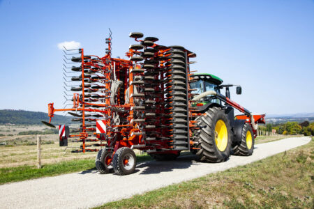 Roues de transport avec système d'assistance pour attelage semi-automatique pour les barres de semis BTF et BTFR pour un transport routier facile légal et en sécurité