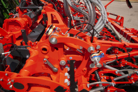 Attelage facile de la barre de semis sur le cadre du rouleau de la herse rotative