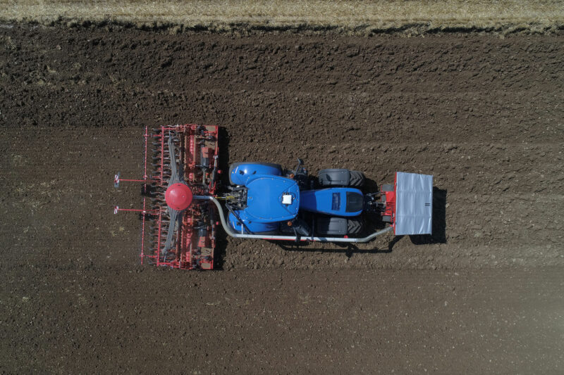 Photo de barre de semis rigide BTF 4030 et trémie frontale TF 1512 au travail