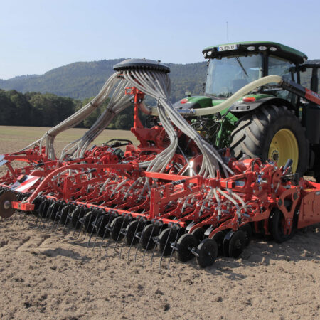 Photo de la barre de semis rigide BTFR 6030 et herse rotative HR 6040 au travail