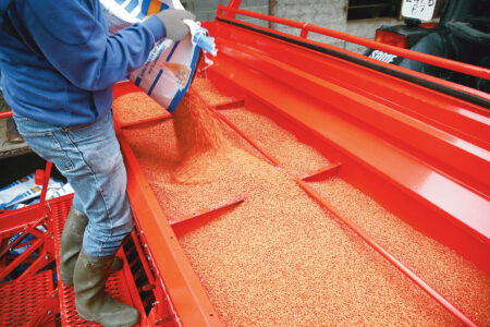 Photo du chargement facile avec la trémie du semoir mécanique intégré COMBILINER INTEGRA