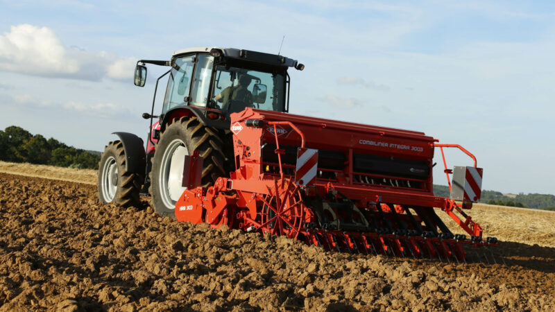 Photo du semoir mécanique intégré COMBILINER INTEGRA 303 au travail