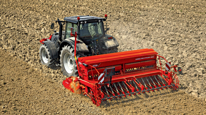Photo du semoir mécanique intégré COMBILINER INTEGRA 4003 avec la herse rotative HR 4004 au travail