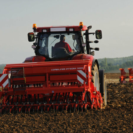 Photo de semoirs portés KUHN modèle INTEGRA avec tracteur en action