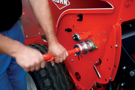 Réglage du dosage précis sur le combiné de semis mécanique intégré COMBILINER SITERA SERIES.