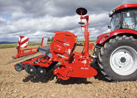 Manœuvres facilitées grâce au troisième point hydraulique sur le combiné de semis mécanique COMBILINER SITERA