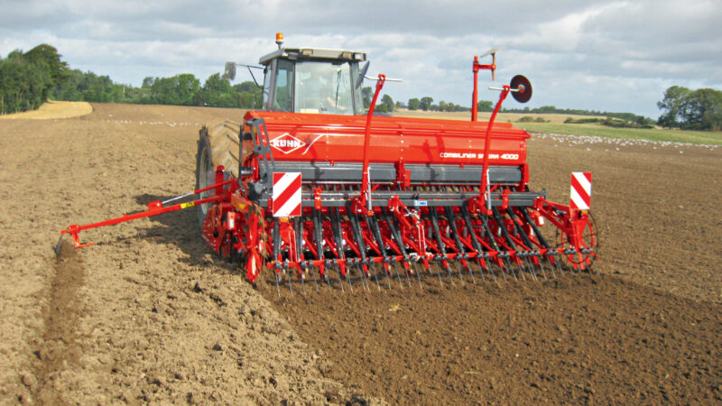 Photo en action du semoir mécanique intégré SITERA 4000