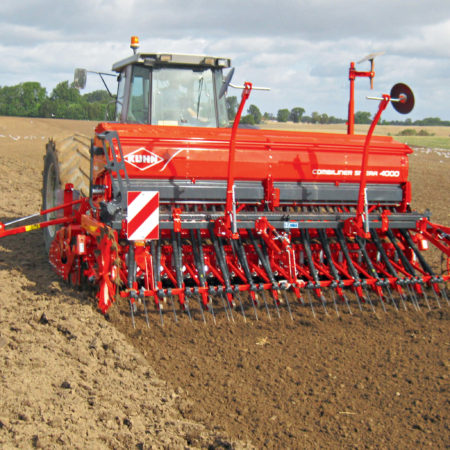 Photo de semoirs mécanique intégré Kuhn modèle SITERA avec tracteur en action