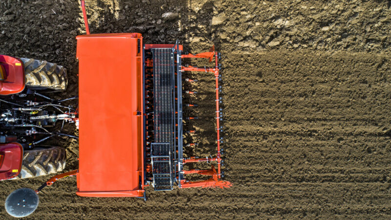 Photo vue aérienne d'un semoir conventionnel SITERA 3010 intégré avec herse rotative HR 3020 de KUHN