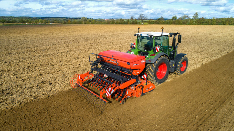 Photo du semoir intégré mécanique SITERA 3020 à double disque au semis avec herse rotative HR 3020 préparant le lit de semences