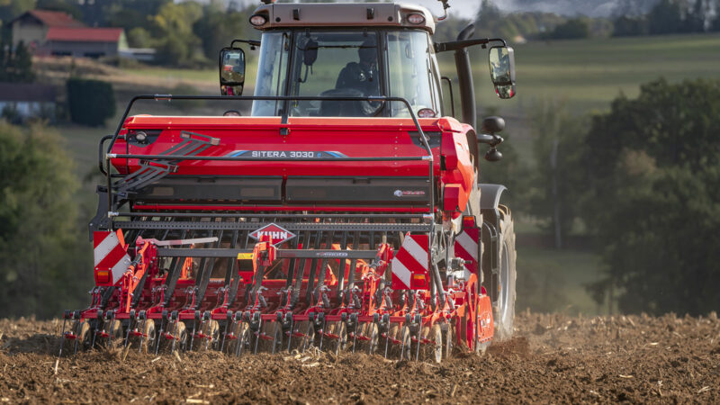 Photo du semoir intégré mécanique à distribution électrique SITERA 3030 e réalisant un semis de blé en automne dans un champ