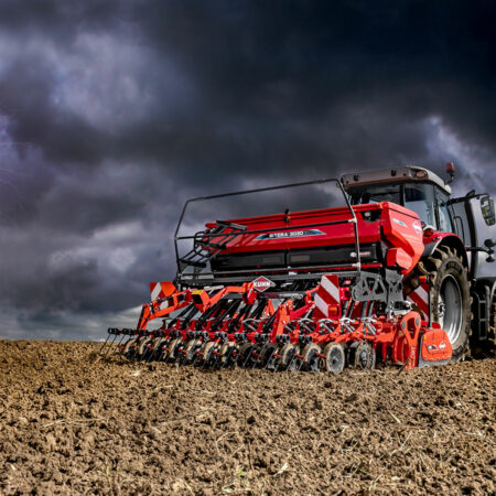 Photo de semoirs portés portés Kuhn modèle SITERA  avec tracteur en action