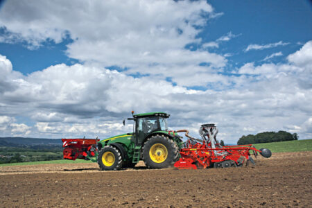 Photo guidage de la barre de semis VENTA CSC 6000 par le rouleau de la herse rotative HR 6004