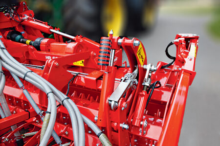 Réglages hydrauliques de la profondeur de semis, pression de terrage et relevage hydraulique de la barre de semis VENTA CSC 6000