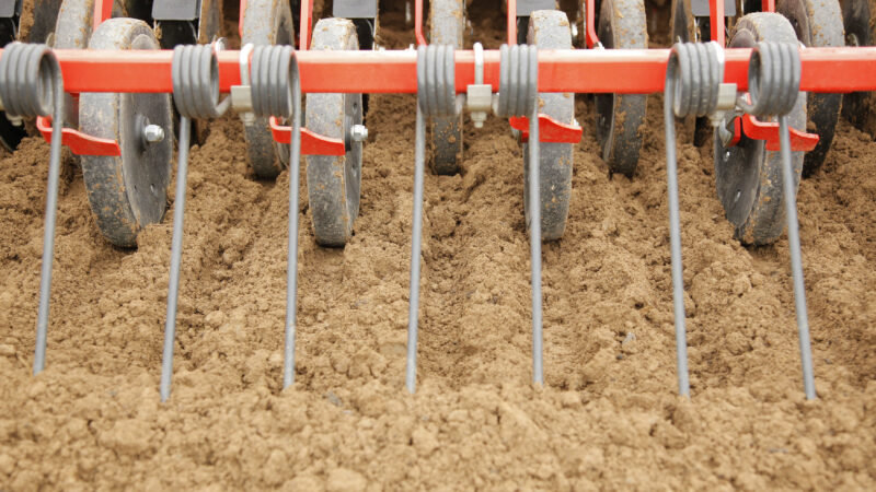 Barre de semis VENTA CSC 6000 au travail en combiné de semis avec éléments semeurs SEEDFLEX