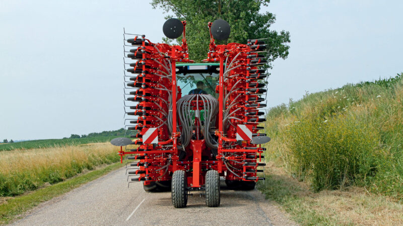 Barre de semis VENTA CSC 6000 au transport en combiné de semis avec herse rotative HR 6004 et trémie frontale TF