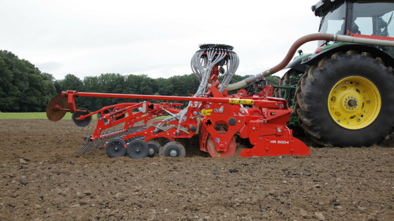 Photos de barre de semis VENTA CSC 6000 au travail en combiné de semis avec herse rotative HR 6004 et trémie frontale TF