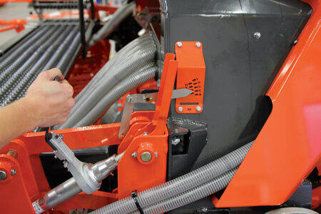 Einstellung der Sätiefe und des Saatstriegels bei der pneumatischen Sämaschine VENTA