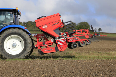 Neues Rahmenpatent und Sämaschine am Walzenrahmen befestigt bei der VENTA-Aufbausämaschine