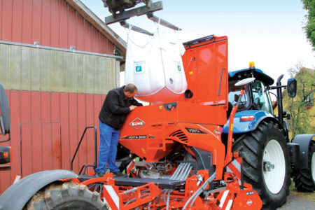 Grosse Behälteröffnung an der pneumatischen Aufbausämaschine VENTA für eine leichtere Befüllung mit Big-bags