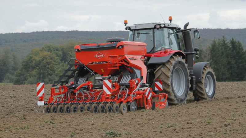 Pneumatische Aufbaudrillmaschine ISOBUS VENTA 3030 mit Kurzscheibenegge CD 3020 im Feldeinsatz