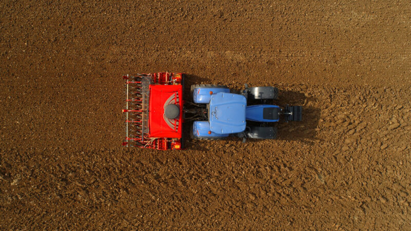 Pneumatische Aufbaudrillmaschine ISOBUS VENTA bereit für die Fahrgassenanlage