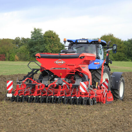 Photo de semoirs pneumatique Kuhn modèle VENTA avec tracteur en action