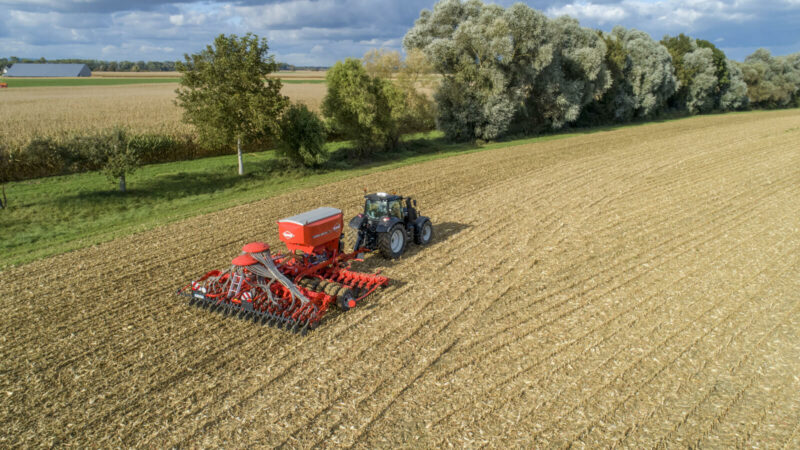 Photo du semoir traîné pour semis direct AUROCK au travail