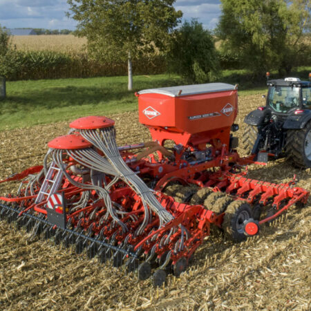 Photo de semis direct Kuhn modèle AUROCK avec tracteur au travail