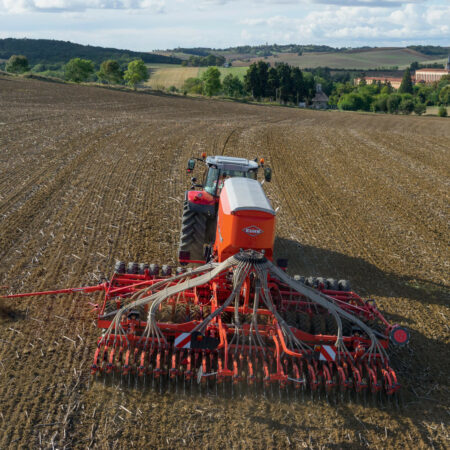 Photo du semoir pour semis simplifié ESPRO avec tracteur au travail