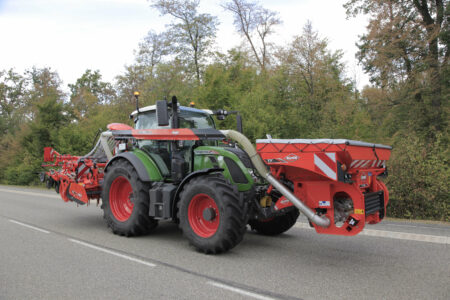 Traktor-Maschinen-Gespann mit Fronttank TF 1512 für optimale Gewichtsverteilung im Transportmodus.