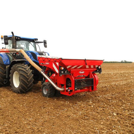 Photo de trémie frontale Kuhn modèle TF 1512 avec tracteur en action