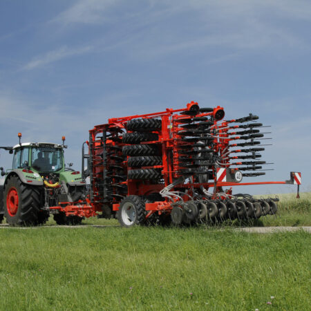 ESPRO-Sämaschine in der Transportstellung, sicher und stabil mit hochgestellten Andruckrollen