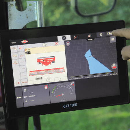 Bildschirm des Terminals CCI 1200 mit pneumatischer ISOBUS-Säschiene BTF und Fronttank TF 1512